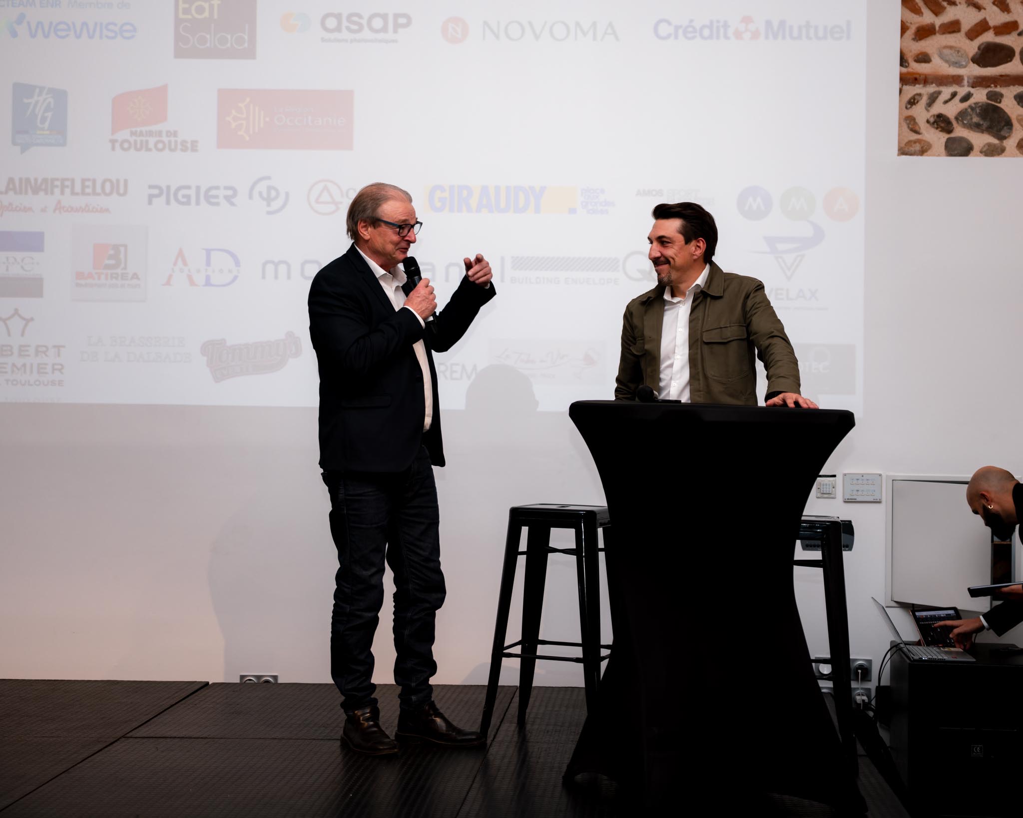 fabien conte, president du toulouse basketball club invite sur scene henri lagoutine lors de la soiree partenaires 2025